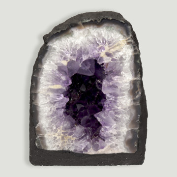 Capela de ametista pesando 6,785 kg Aproximadamente 20x23,50x13,50 cm.