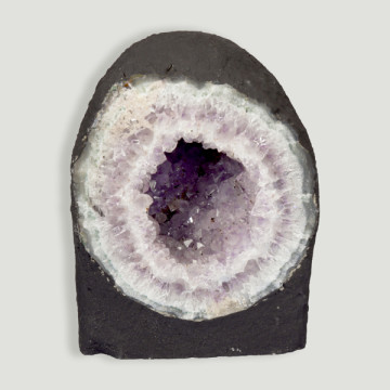 Amethyst chapel weighing 4.616 kg Approx. 16x19.50x13.50 cm.