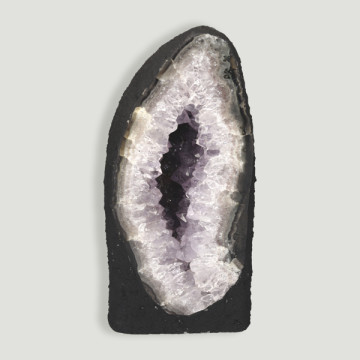 Capela de ametista pesando 4,188 kg Aproximadamente 13x23,50x12 cm.