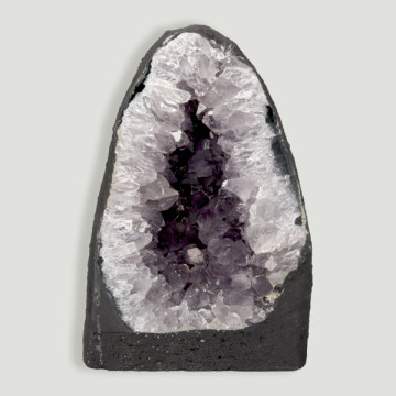 Capela de ametista pesando 3,636 kg Aproximadamente 15,50x20,50x12 cm.
