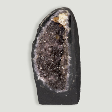 Capela de ametista pesando 2,454 kg Aproximadamente 11,50x21x11 cm.
