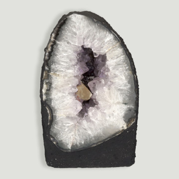 2.88 kg amethyst chapel Approx. 13x19x11.50 cm.