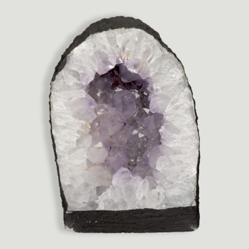 Capela de ametista pesando 4,292 kg Aproximadamente 16,50x22x11,50 cm.