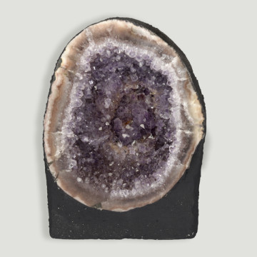 Capela de ametista pesando 4,868 kg Aproximadamente 18,50x23,50x12 cm.