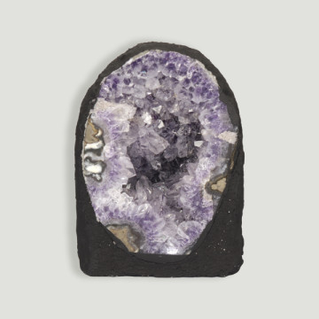 Capela de ametista pesando 1.686 kg, aproximadamente 12x15x9 cm.
