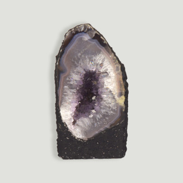 Capela em ametista de 0,56 Kg. Aproximadamente 7,5x12,5x6 cm.