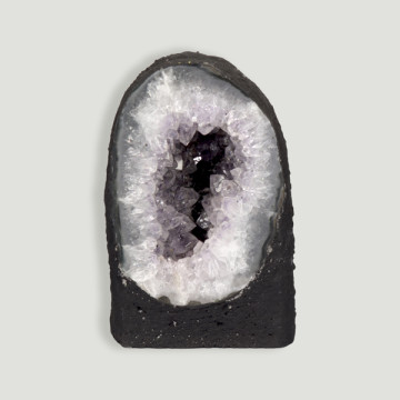 Capela em ametista de 0,944 Kg. Aproximadamente 9,5x12,5x7,5 cm.