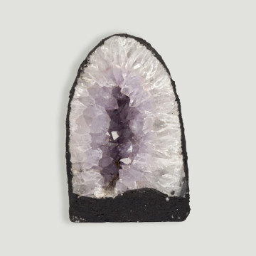 Capela de ametista pesando 1.336 kg, aproximadamente 11x14,5x7,5 cm.