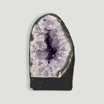 Capela de ametista pesando 1.764 kg, aproximadamente 11x16,5x8,5 cm.