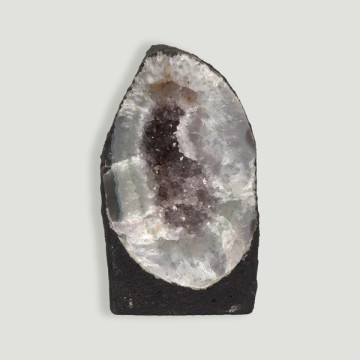 Capela de ametista de 0,72 Kg. Aproximadamente 7,5x12,5x5,5 cm.