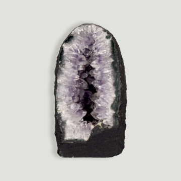 Capela de ametista pesando 1.598 kg, aproximadamente 9,5x16x8,5 cm.