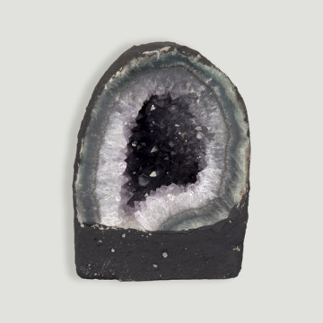 Capela em ametista de 1,17 Kg. Aprox. 9x12,5x8 cm.