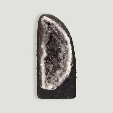 Capela de ametista pesando 1.244 kg, aproximadamente 9x16,5x7,5 cm.