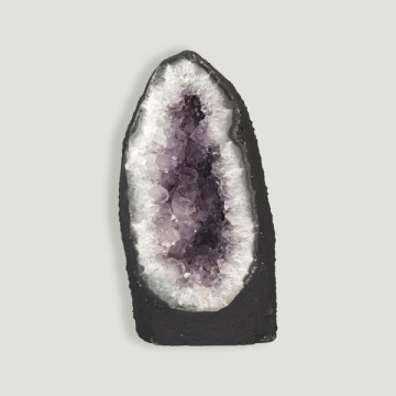 Capela de ametista pesando 1.728 kg, aproximadamente 11x18x7,5 cm.
