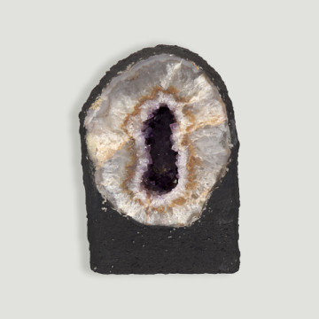 Amethyst chapel weighing 1,382 kg. Approx. 9x13.5x8 cm.