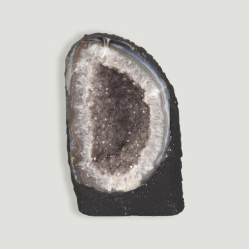 Capela de ametista pesando 1,19 Kg. Aproximadamente 8,5x14,5x7,5 cm.