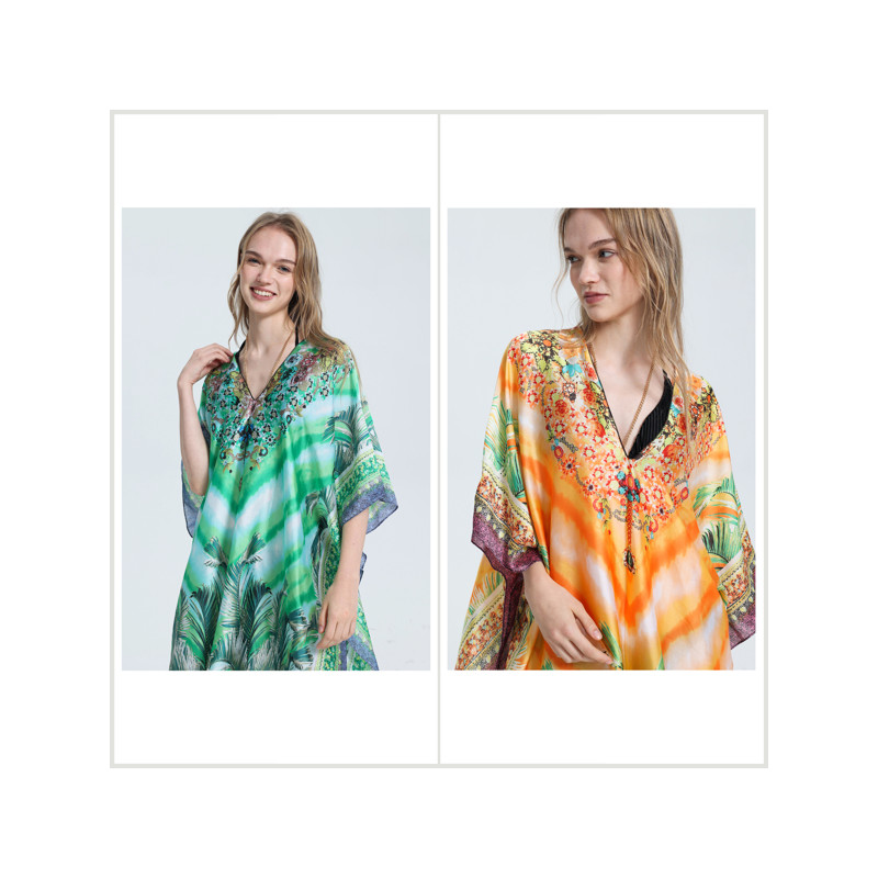 Poncho 100% poliéster, acabamento sedoso. Gola em V. Tamanho único - 2 cores Poncho 100% poliéster, acabamento sedoso. Gola em V. Tamanho único - 2 cores