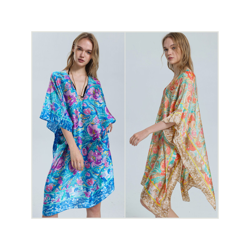 Poncho 100% Polyester, finition soyeuse. Col en V. Taille unique - 2 couleurs Poncho 100% Polyester, finition soyeuse. Col en V. Taille unique - 2 couleurs