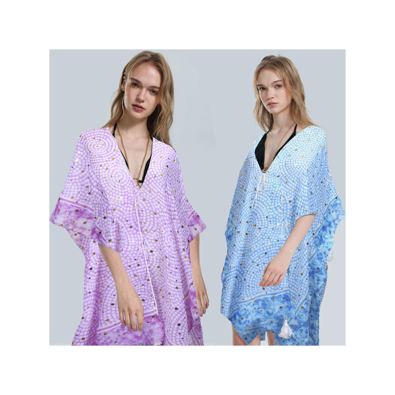 Poncho 100% Polyester, avec décorations dorées. Ouvert avec cordon de serrage fini en pompon Taille unique - 2 coloris Poncho 100% Polyester, avec décorations dorées. Ouvert avec cordon de serrage fini en pompon Taille unique - 2 coloris