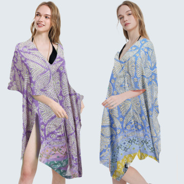 100% Viscose poncho. Open with drawstring finished in pom pom One size - 2 colors