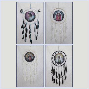 Attrape-rêves peint avec plumes motif indien 32cm
