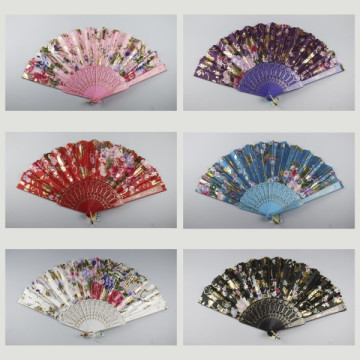 Hook 33, Plastic fan with design of: Flowers with gold details Varied - assorted colors