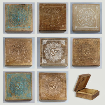 Boîte en bois Tétragramme - OM 14x14x6 cm coloris assortis