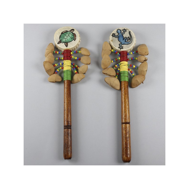 Tambour de 5 cm avec graines de maraca de 25 cm modèles assortis Tambour de 5 cm avec graines de maraca de 25 cm modèles assortis