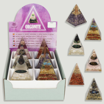 ORGONITE. Orgonite pyramid. Assorted minerals. 7x7x9,5cm.