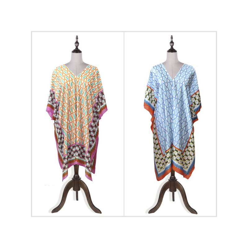 Poncho en polyester. Col en V. Poncho en polyester. Col en V.