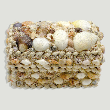 Mother-of-pearl chest, shells and white sand. 16x10x10cm