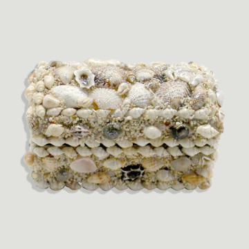 Mother-of-pearl chest, shells and white sand. 13x9x7cm approx