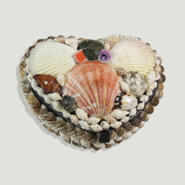Mother-of-pearl box and shells. Heart. 8cm approx