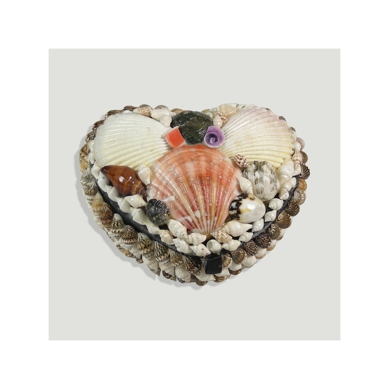 Mother-of-pearl box and shells. Heart. 8cm approx Mother-of-pearl box and shells. Heart. 8cm approx