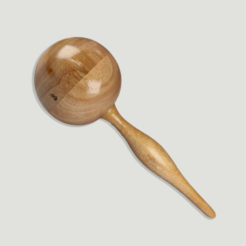 Maraca en bois lisse. 26 cm (longueur)