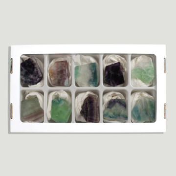 Feuille de fluorite de forme libre. 3-4,5 cm environ. Boîte 26x14 cm. (Al10)