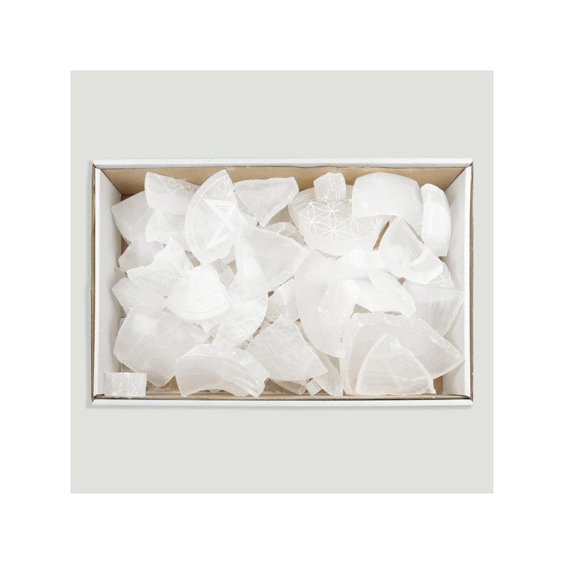 Selenite workshop remains. Box 33x22cm Selenite workshop remains. Box 33x22cm