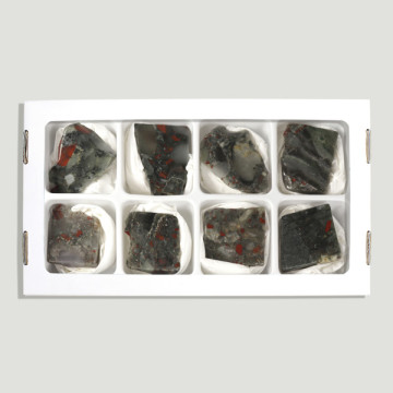 Placage de jaspe sanguin de forme libre. 4,5-6 cm environ.