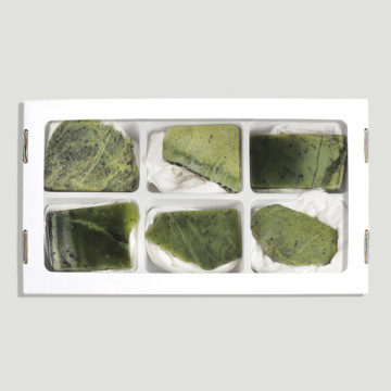 Feuille de Jade Néphrite forme libre. 6-7 cm environ.