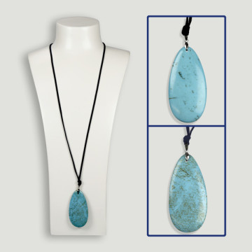 MAGNÉSITE TURQUOISE. Pendentif en acier avec cordon.
