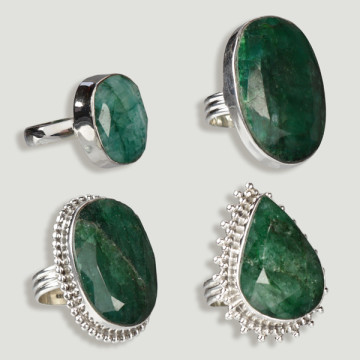 Anillo Plata ajustable . Corindon verde. De 6 a 8gr. (PRECIO POR GRAMO)