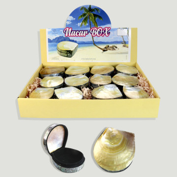 NÁCAR BOX.  River mother-of-pearl box.
