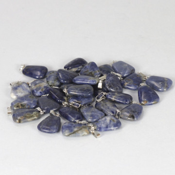 Roulé à plat. Pendentif en acier. Sodalite