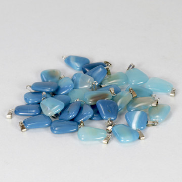 Roulé à plat. Pendentif en acier. agate bleue