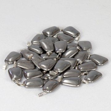 Roulé à plat. Pendentif en acier. Hématite