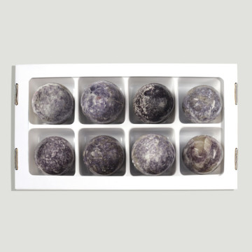 Boule de mica lépidolite. 50-55 mm environ.