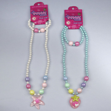 HOOK 26 - Plastic necklace / bracelet set. Model Strawberry