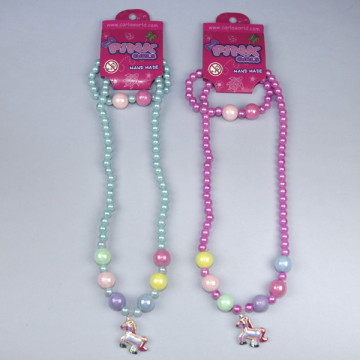 GANCHO 88 - Conjunto collar/pulsera plástico surtidos. Modelo fresa y estrellas