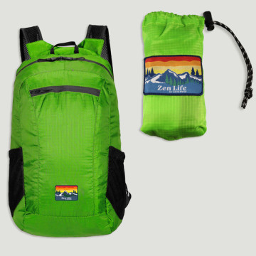 Gancho 44. Mochila. 24x41x16cm. Verde. Modelo impermeable