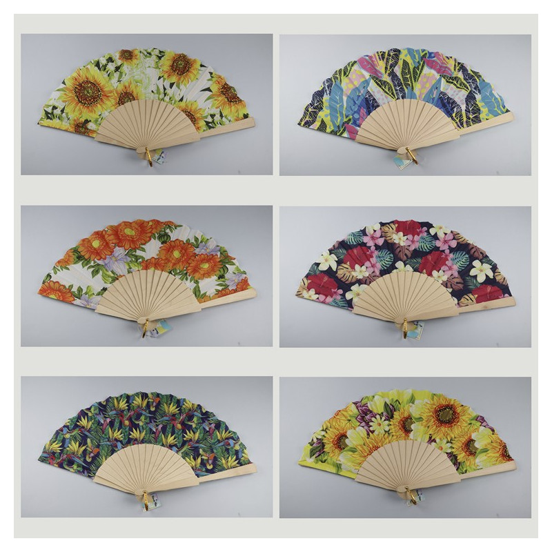 Crochet 05 - Éventail en bois avec motif : Fleurs diverses. Couleurs assorties Crochet 05 - Éventail en bois avec motif : Fleurs diverses. Couleurs assorties